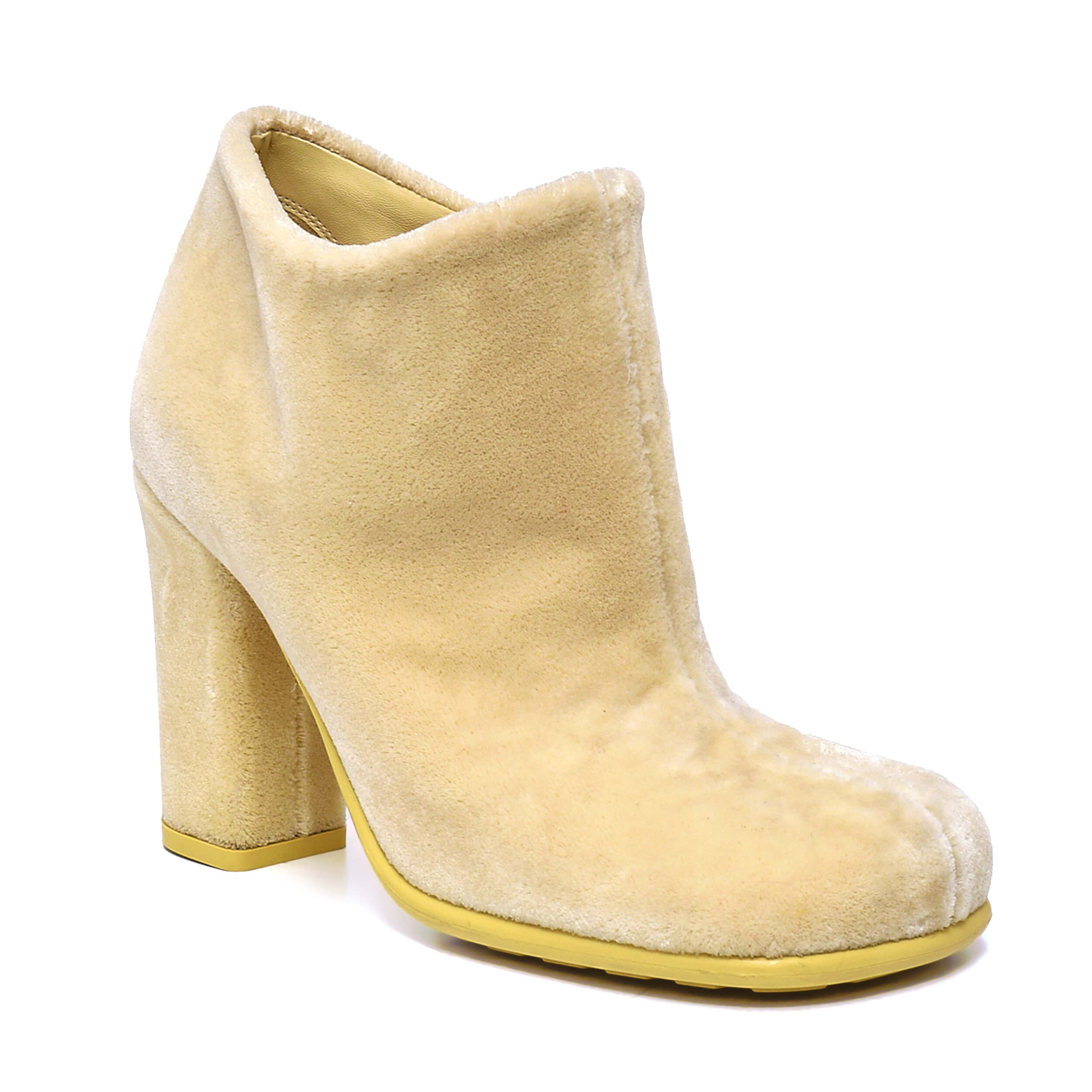 Bottega Veneta - Cream Storm Teddy Ankle Boots / 38